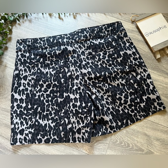 Isaac Mizrahi Distressed Leopard Print Structured Shorts in Black & Gray Size 12 - Picture 9 of 13